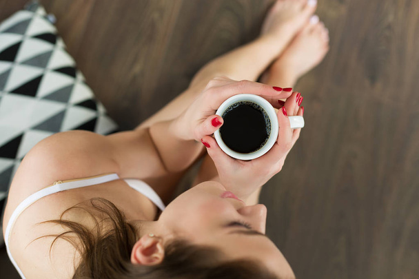 schöne Frau beim Kaffee am Morgen - Foto, Bild