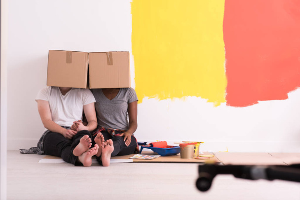 couple playing with cardboard boxes - Φωτογραφία, εικόνα