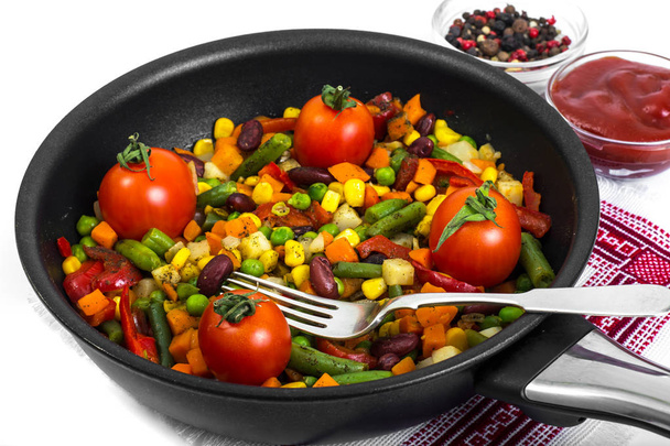 Légumes cuits à la vapeur avec tomates dans une casserole
 - Photo, image