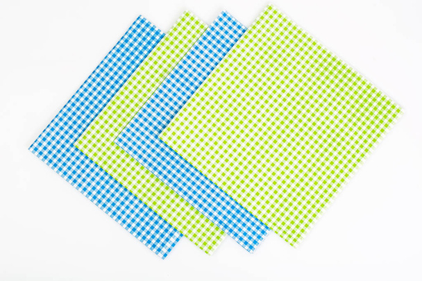 Обслуговування одноразових паперових серветок ізольовано на білому тлі
 - Фото, зображення
