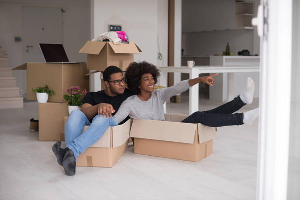 African American couple  playing with packing material - Foto, Bild