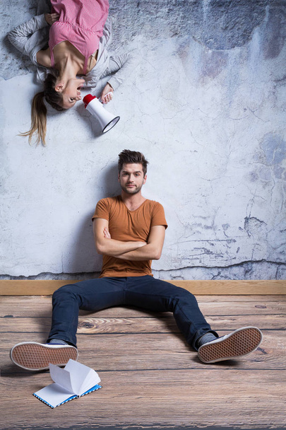Man sitting against wall - Foto, Imagen