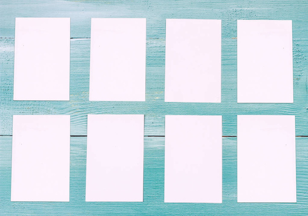 blauer Holzhintergrund und weiße Blanko-Notizpapiere - Foto, Bild