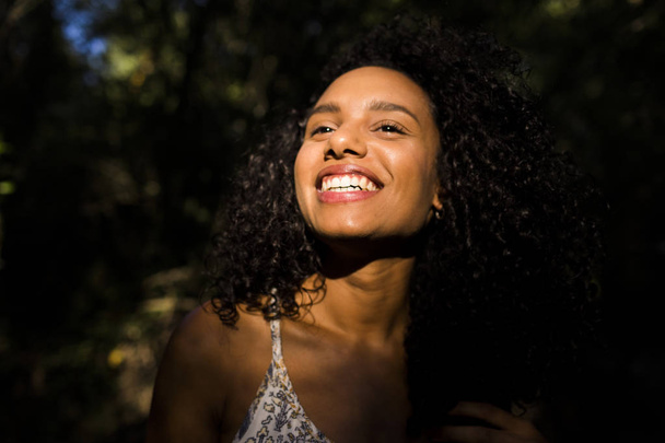портрет на открытом воздухе красивой молодой афро-американской женщины смайлик
 - Фото, изображение