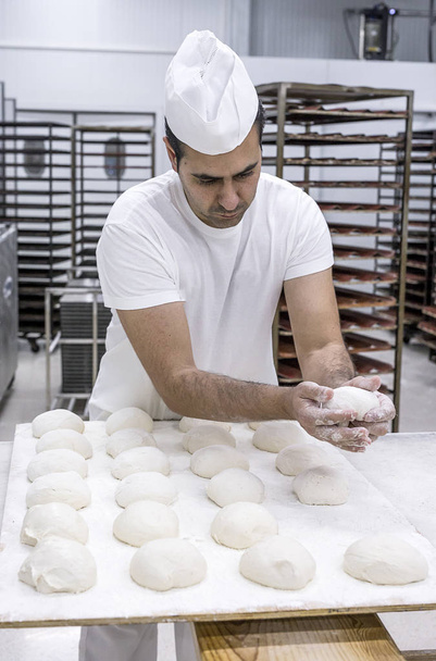 Baker kneading bread - Foto, immagini