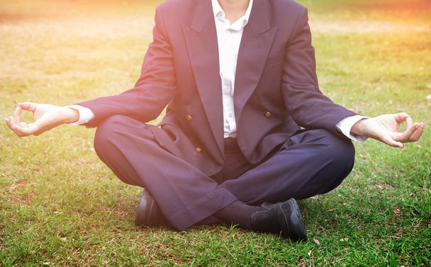Hombre de negocios meditación relajante en un parque. De cerca.
 - Foto, Imagen