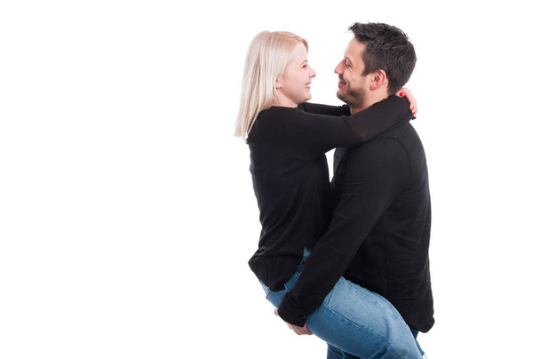 Srandovní mladý muž drží svou přítelkyni - Fotografie, Obrázek