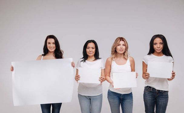 дамы, демонстрирующие большой пустой плакат
  - Фото, изображение