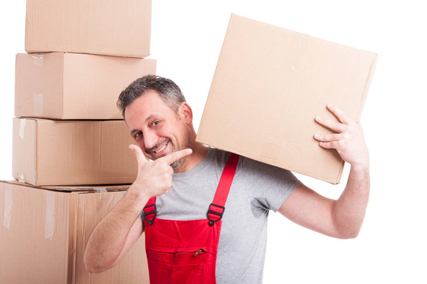 Mover hombre sosteniendo y señalando una gran caja de cartón
 - Foto, Imagen
