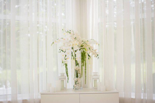 beautiful flowers in vases and decorations at the wedding - Foto, immagini