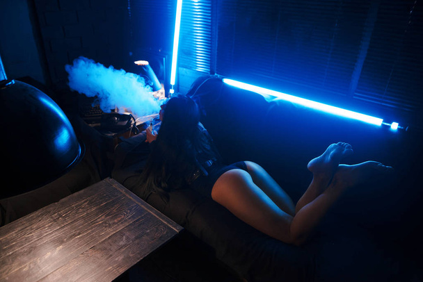 Seksowna brunetka vaping elektronicznej fajki - Zdjęcie, obraz