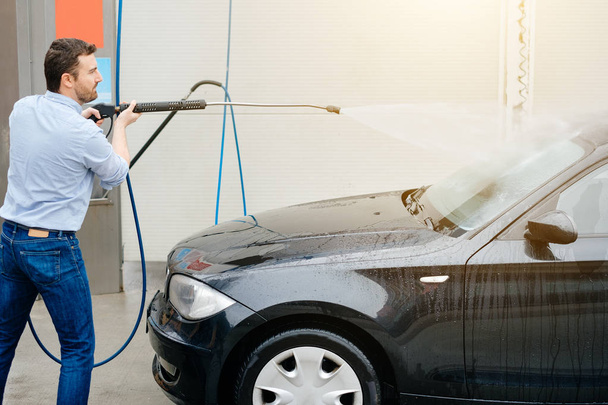 Homme lavage de voiture dans la station de lavage de voiture
 - Photo, image