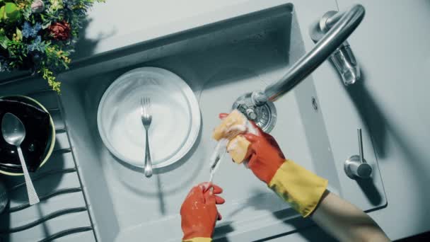 Laver la vaisselle à la main dans la cuisine sous l'eau courante
 - Séquence, vidéo