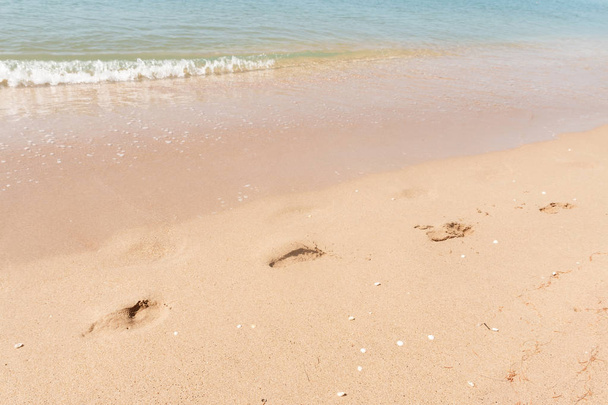 Huellas en arena de playa
 - Foto, imagen