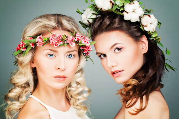Modelo de moda de dos mujeres perfectas con cabello largo y rizado y verano
  - Foto, imagen