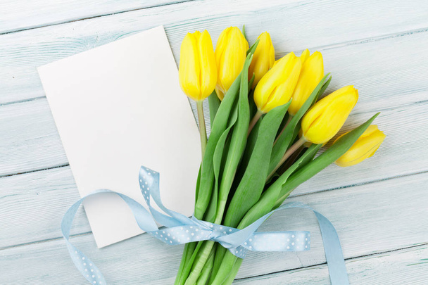 Velikonoční blahopřání s žluté tulipány - Fotografie, Obrázek