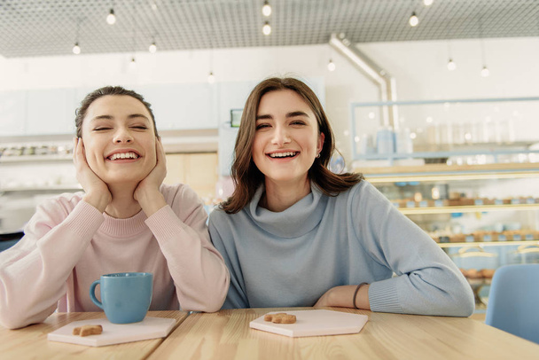 Happy laughing women in cafeteria - Fotoğraf, Görsel
