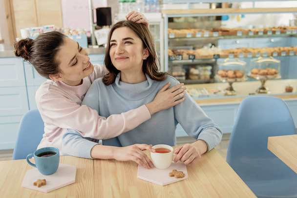 Joyful women talking in cafe - Φωτογραφία, εικόνα