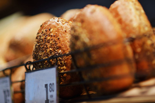 Homemade loaves of bread at market - Zdjęcie, obraz