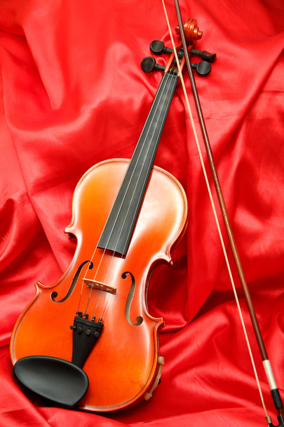 Violin and bow on red silk - Foto, immagini