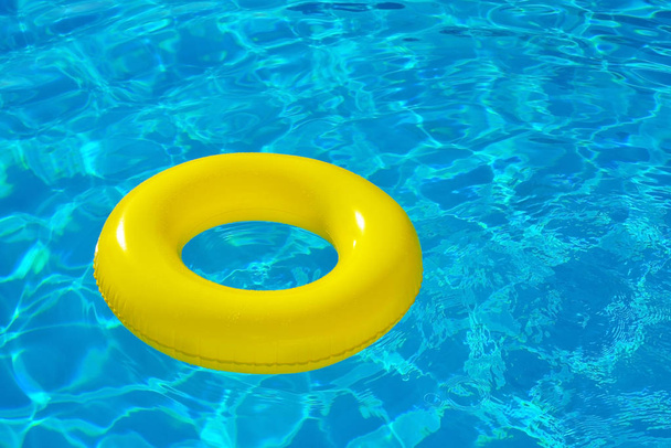Tubo inflable flotando en la piscina
 - Foto, imagen