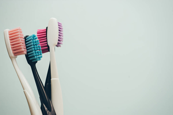 Cuidar de los cepillos de dientes coloridos
  - Foto, imagen