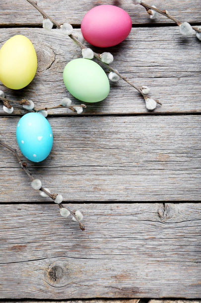 Huevos de Pascua sobre mesa gris
 - Foto, Imagen