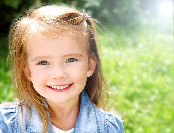 Outdoor portrait of smiling little girl  - Foto, afbeelding