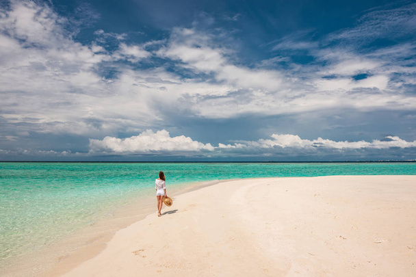 mujer en playa tropical
 - Foto, imagen