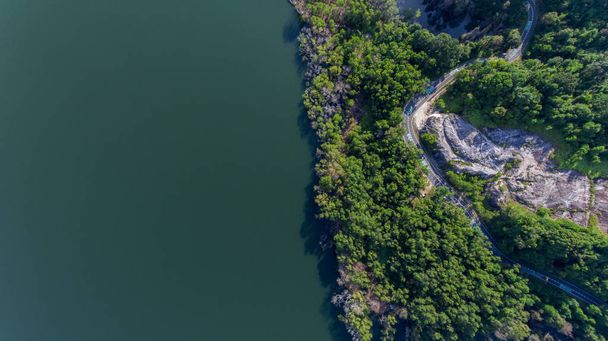Vista aérea da estrada em torno do louco na floresta tropical
 - Foto, Imagem