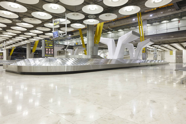 internationalen Flughafen Gepäckband-Ausgabebereich. Niemand. Reisebüro - Foto, Bild
