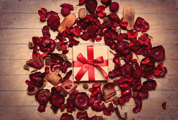 schönes Geschenk und Blütenblätter - Foto, Bild