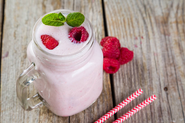 Raspberry jogurt smoothie in glass jar - Fotoğraf, Görsel
