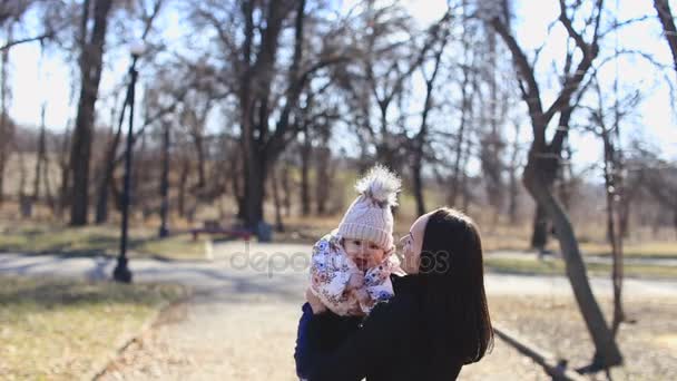 Rubia joven madre y bebé riendo juntos mientras juegan al aire libre
 - Metraje, vídeo