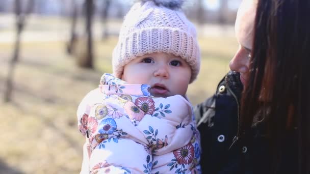 Blonde junge Mutter und Baby lachen zusammen beim Spielen im Freien - Filmmaterial, Video