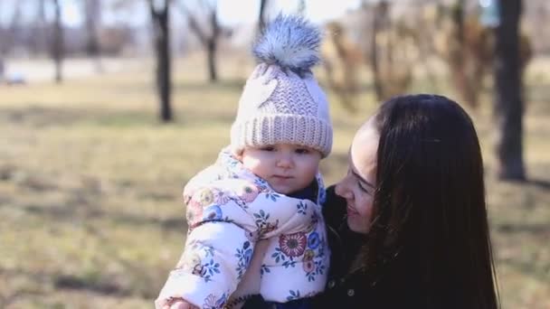 Sarışın genç anne ve birlikte dışarıda oynarken gülen bebek - Video, Çekim