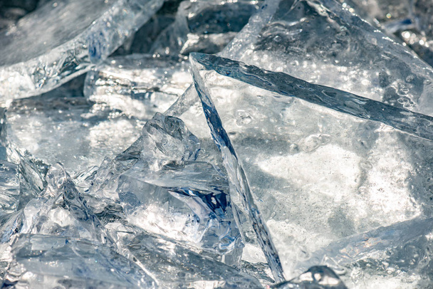 Su yüzeyindeki buzun kırık buz. Kış manzarası. - Fotoğraf, Görsel