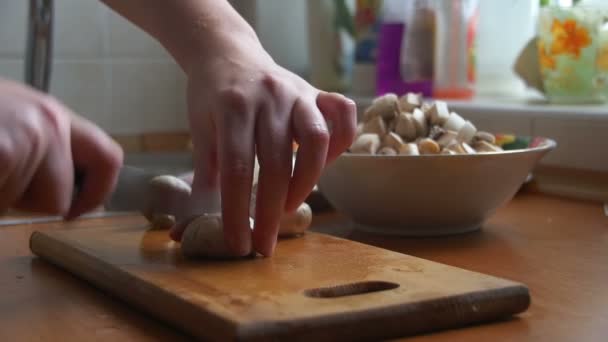 Μανιτάρια σε φέτες σε ένα ταμπλό με κουζίνα - Πλάνα, βίντεο