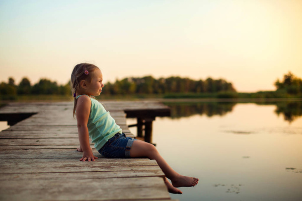 Little girl near the river - Foto, immagini