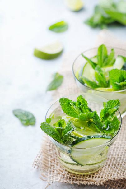Cucumber lime mint fresh infused water detox drink cocktail lemonade - Foto, imagen