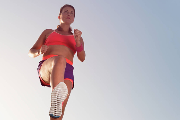Mladá žena běžec běží, školení pro Maratonský běh - Fotografie, Obrázek