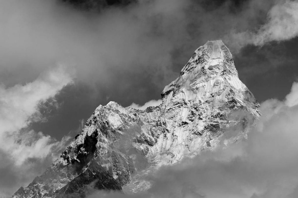 Ama Dablam dağ tepe siyah beyaz - Fotoğraf, Görsel