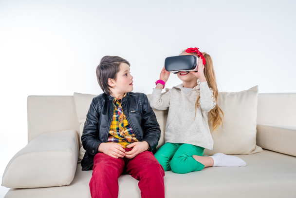 Enfants avec casque de réalité virtuelle
  - Photo, image