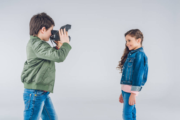 Boy taking pictures of girl - Φωτογραφία, εικόνα