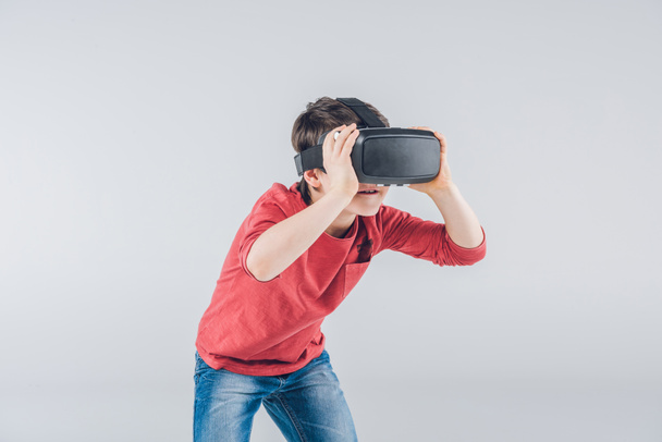 Αγόρι χρησιμοποιώντας σετ κεφαλής εικονικής πραγματικότητας - Φωτογραφία, εικόνα