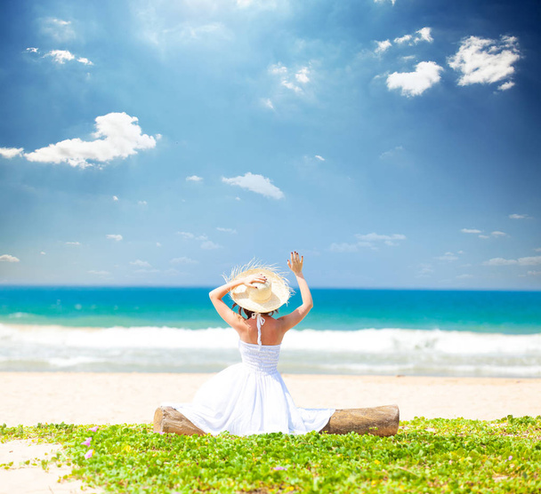 nő ül a strandon  - Fotó, kép