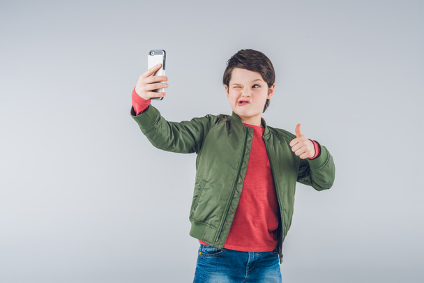 Хлопчик за допомогою смартфона
 - Фото, зображення