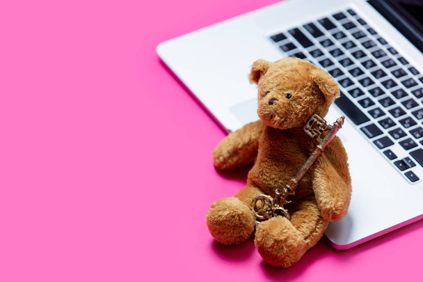 teddy bear with golden key - Фото, зображення