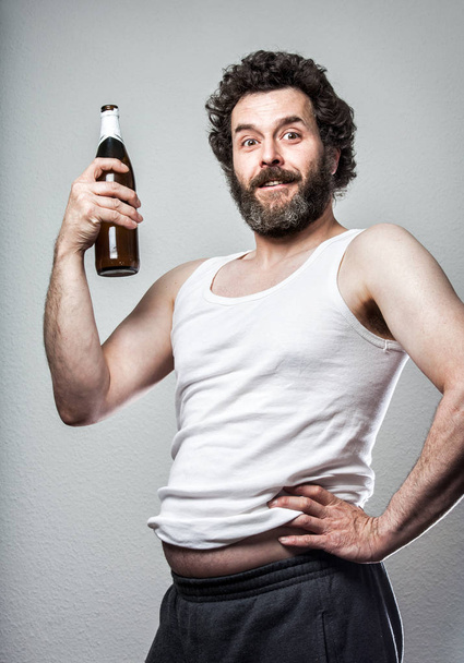 Orgoglioso uomo virile barbuto con bottiglia di birra, e una grande pancia di birra
 :) - Foto, immagini