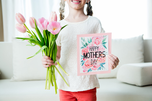 chica sosteniendo postal y tulipanes
 - Foto, imagen